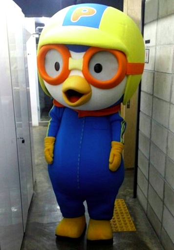 협약식에 들어가기 위해 대기 중인 뽀로로. 요 때만 해도 코스튬이 가뿐했는데...