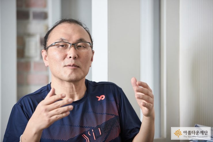 기부자가 이야기하고 있는 모습