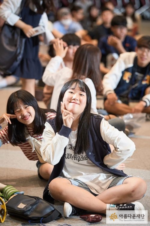 포츠를 취하고 있는 두 여학생