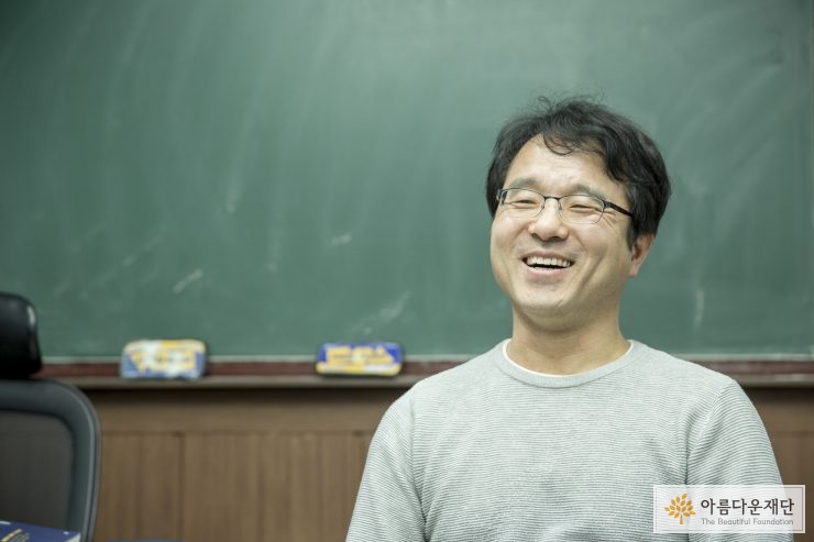 기부자가 활짝 웃고 있는 모습