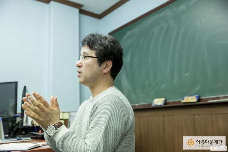 기부자가 강의실에서 진지하게 얘기하고 있는 모습