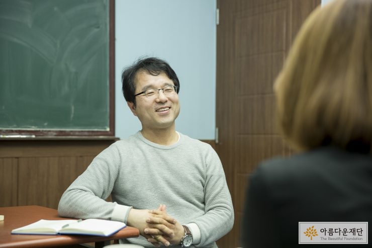 기부자와 간사가 마주보고 대화를 나누는 모습