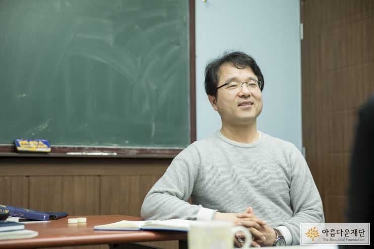 기부자가 생각에 잠긴 모습