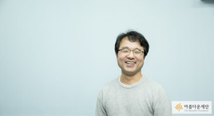기부자가 활짝 웃고 있는 모습