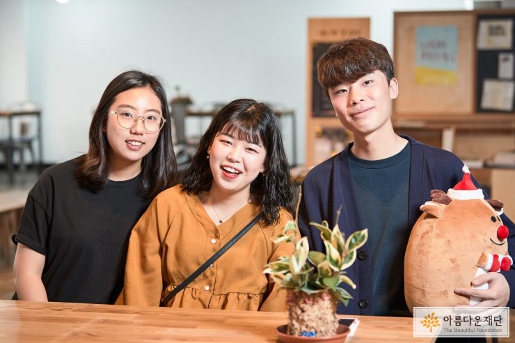 제주청소년자활지원관 사례관리자와 허선 & 고대원 장학생 (좌측부터)