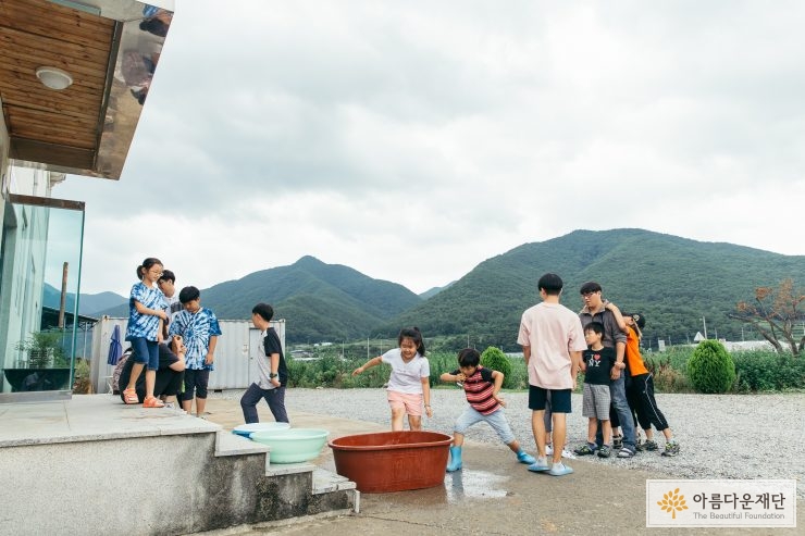 마당에서 놀고 있는 아이들