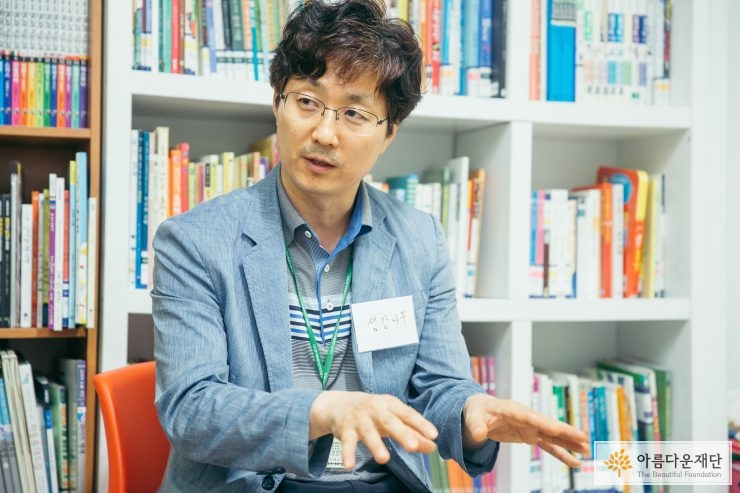 설명하고 있는 남자 선생님