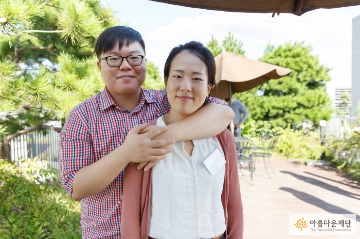 옥상에서 부부 기부자의 다정한 모습