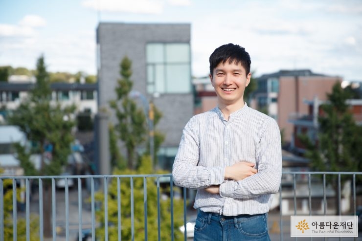 옥상에서 환하게 웃고 있는 기부자