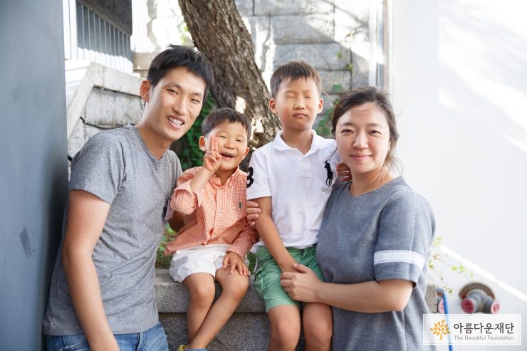 두 자녀와 함께 방문한 가족기부자, 네 가족의 모습