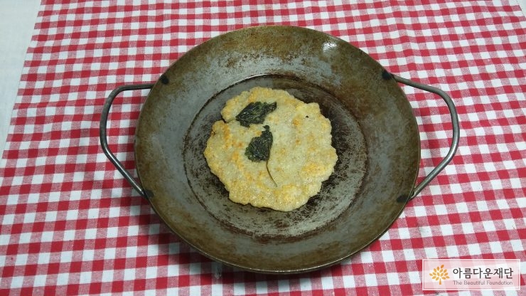 껍질까지 갈아넣은 감자전
