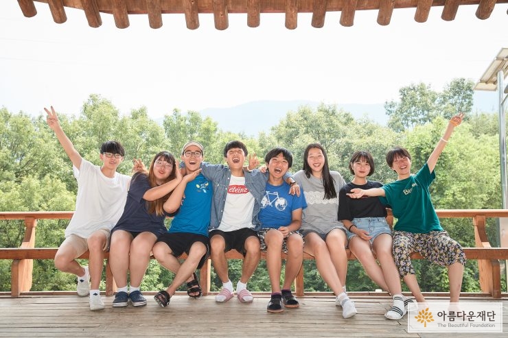 환하게 웃고있는 학생들