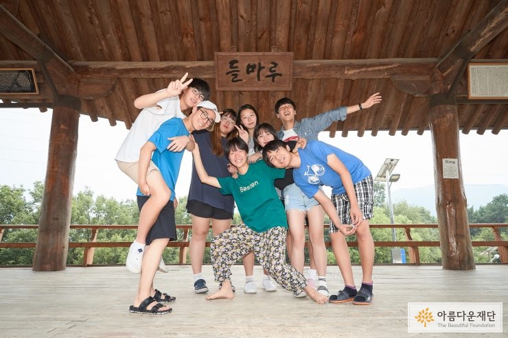 단체사진 찍는 학생들
