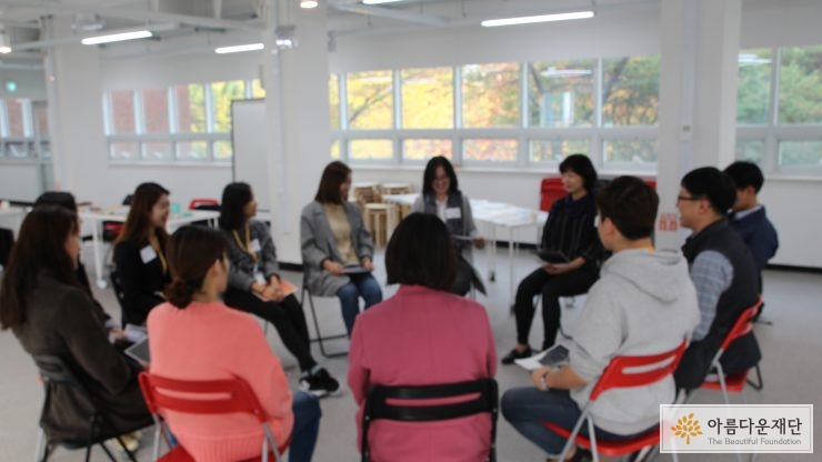 디자인씽킹 1일차. 참가자들이 둥글게 모여 앉아 이번 워크숍에서 기대하는 것이 무엇인지 이야기를 나누고 있습니다.