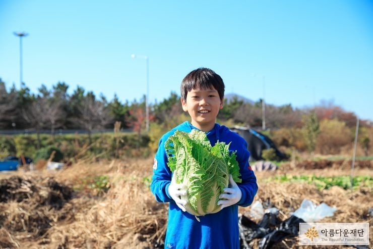 배추를 안고 있는 소년