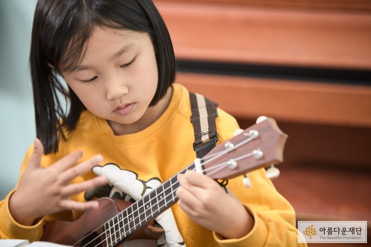 우쿨렐레를 연주하는 아이
