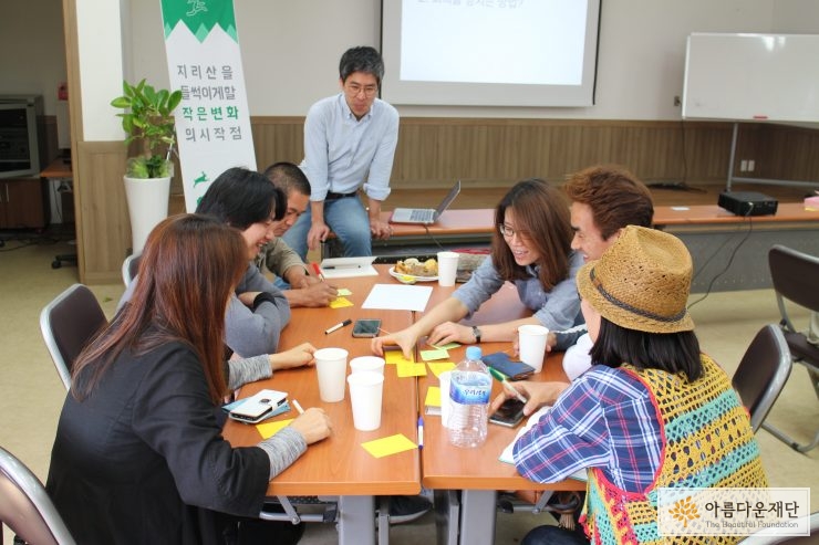 지난 4월 모떠꿈 워크숍에서 하동 활동가와 함께 하는 모습