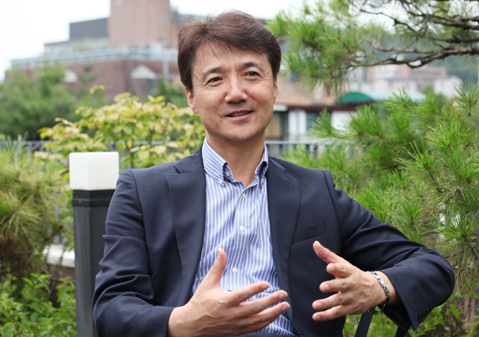 권찬 아름다운재단 신임 사무총장은 작은 옥상 정원에서 진행된 인터뷰에서 "20주년 성년기를 앞둔 재단이 성숙하는 데 도움을 주고 싶다"고 소감을 밝혔다. 사진: 서영길