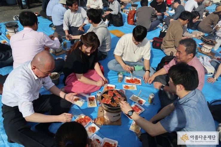 우토로 시영주택 입주 기념 마을 행사 중