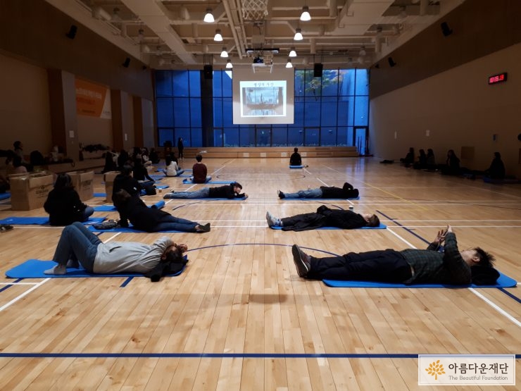명상의 시간... 허나, 저는 잡념도 웃음도 이기지 못했습니다...