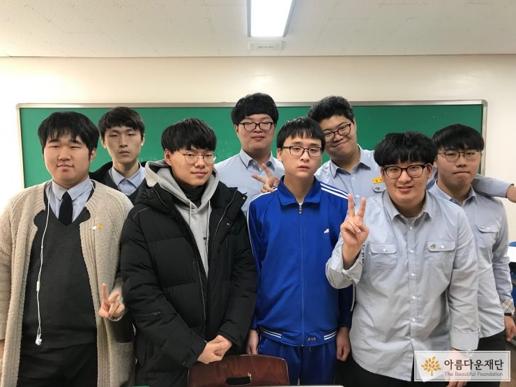 우토로 배지를 착용한 전남고등학교 동아리 학생들