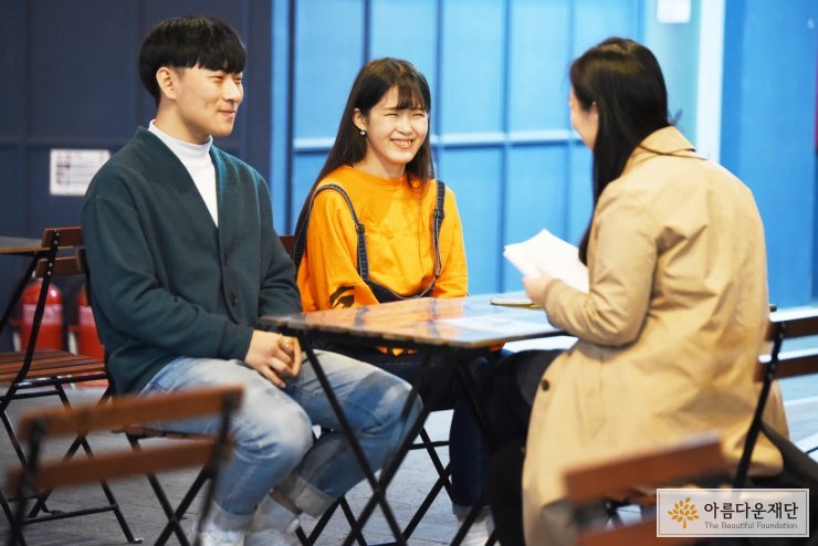 인터뷰에 응하는 청소년 대표