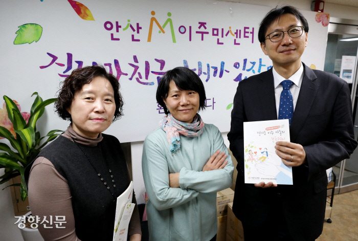 김영임 안산이주민센터 원장, 홍리재희 아름다운재단 변화사업팀장, 최정규 변호사(왼쪽부터) (사진 출처: 경향신문)