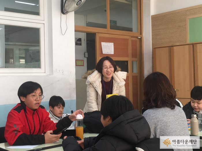 이선희 선생님이 청운중학교 반디 청소년과 함께 활동하고 있다.