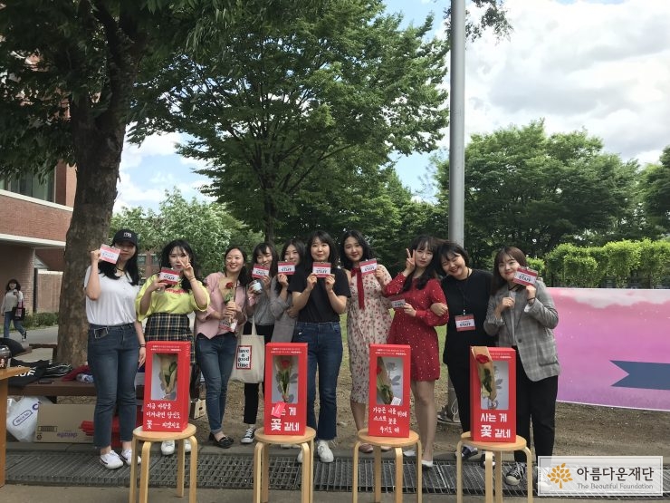 이벤트 진행자 10명의 단체사진입니다.