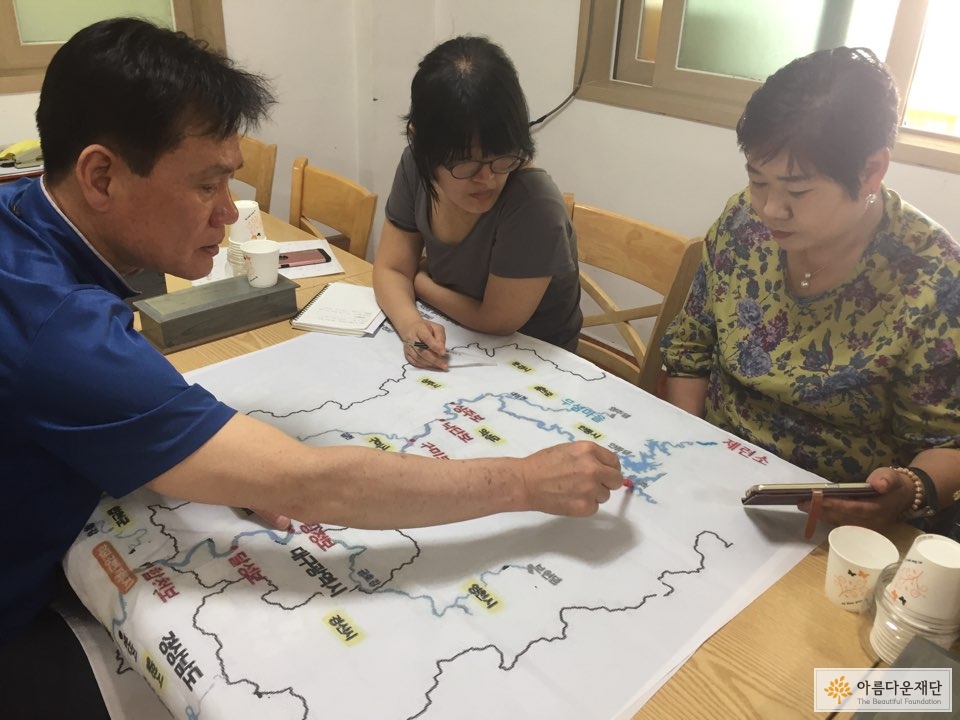 안동환경운동연합 김수동 사무국장이 제련소 문제를 설명하고 있다