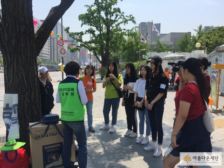 광장에 나온 시민의 이야기를 듣는 중
