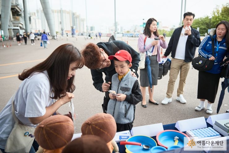 "3초 안에 퀴즈를 맞추세요!! 하나, 둘, 둘 반.. 둘 반의 반.." 퀴즈 맞히는 아이 모습