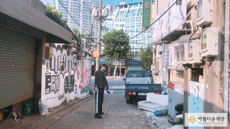 세상에 단 하나뿐인 옷을 만들고 싶다는 꿈을 가진 형범씨 서 있는 모습