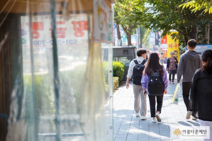 이한결 선생님과 이수민, 고희석 장학생이 걸어가는 뒷모습
