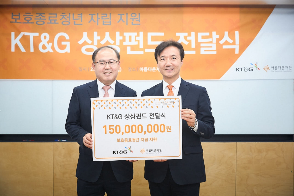 기념촬영 중인 이상학 지속경영본부장(좌)과 권찬 아름다운재단 사무총장(우)