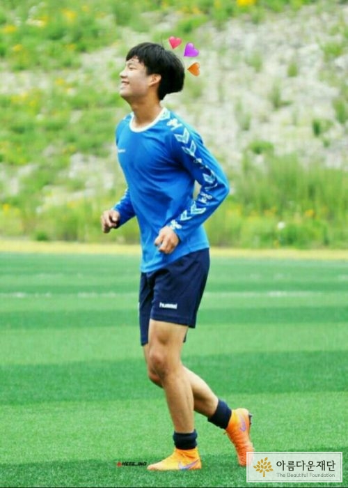 2017년도부터 2년 간 아름다운재단 장학생이었던 신민규 씨는 2019년도부터 길잡이(선배) 활동을 이어가고 있다. 축구복을 입고 잔디 위에서 뛰는 신민규 씨 사진.
