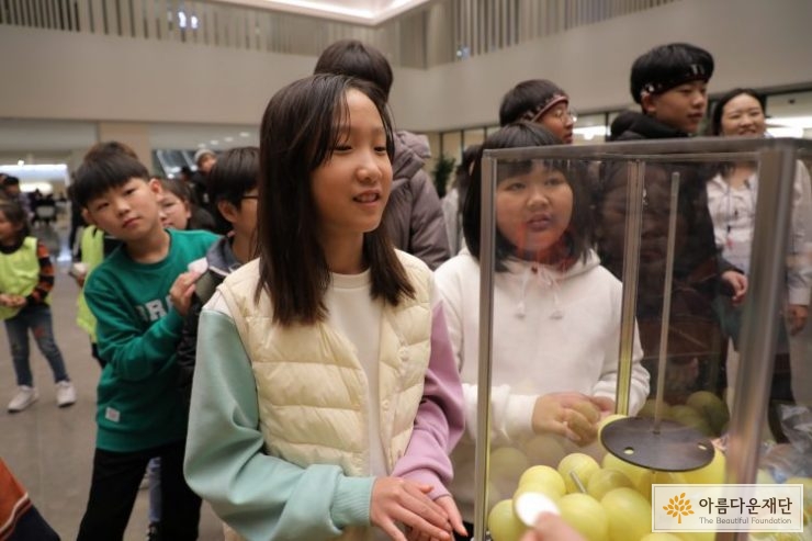 이벤트에 참여하기 위해 줄 서있는 아이들