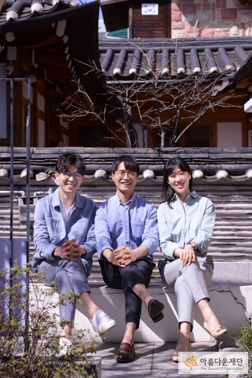 빛나고 아름다운 청년들의 삶을 응원하며 전하고 싶은 말, "실패해도 괜찮아". 세 인터뷰이가 앉아 있는 사진