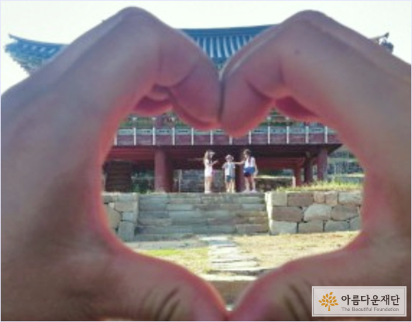 아이들이 받았던 ‘나눔’에 대한 고마움을 전하며 사랑의 하트가 담긴 사진을 보내왔다