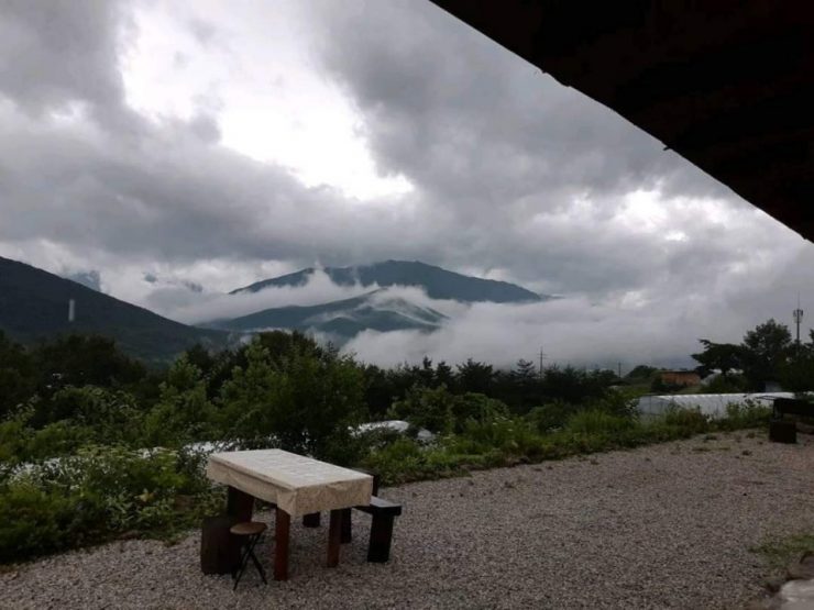 지리산에 처음 내려와 살았던 집 앞마당이예요.  (출처 : 재향)