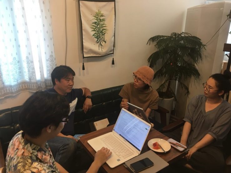 지리산 작은변화지원센터 사무국 활동가들 회의하는 모습 (출처 : 쭈이)