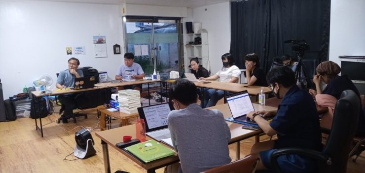 안동청년공감네트워크 사무실에 둘러 앉아 시민예산학교 교육을 받고 있는 안동시민들.