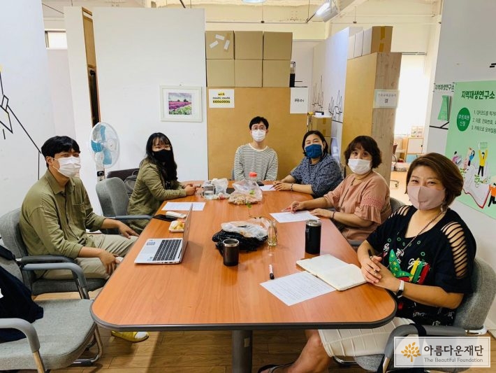 진주교육공동체 결 지역파트너로 함께 하고 있는 박태영, 정윤아, 황정호, 곽은정, 서현진, 강신영 선생님((왼쪽부터 시계방향으로)