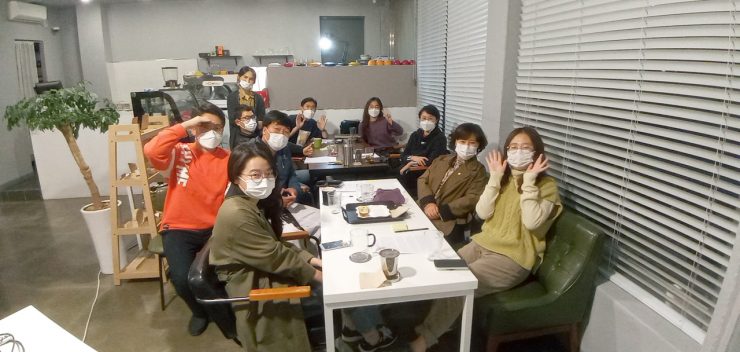 아무말대잔치에 참여한 참가자들이 환하게 웃으며 단체사진을 찍고 있다