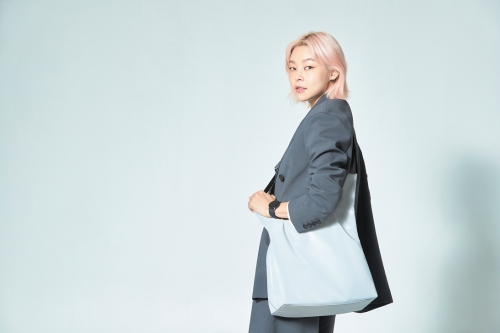 열여덟어른 박한수 캠페이너가 디자인한 '런웨이백'을 맨 모델 송해나