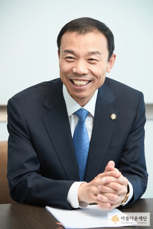 간사들에게 이야기하는 유철형 위원장님