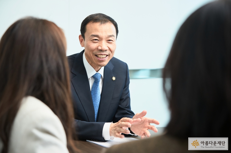간사들과 위원장님이 함께 대화나누는 모습