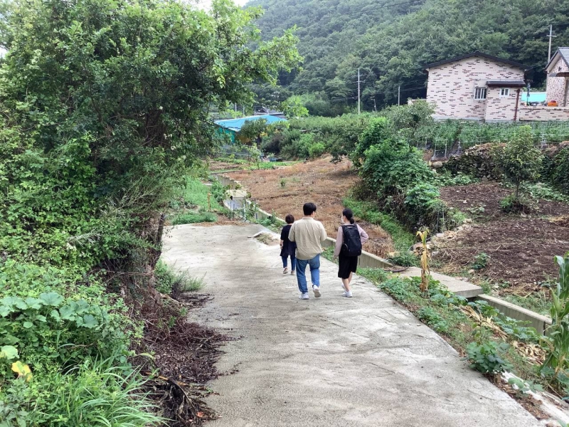 혼자 살고 있는 이주노동자를 인터뷰하기 위해 그의 집으로 가는 모습
