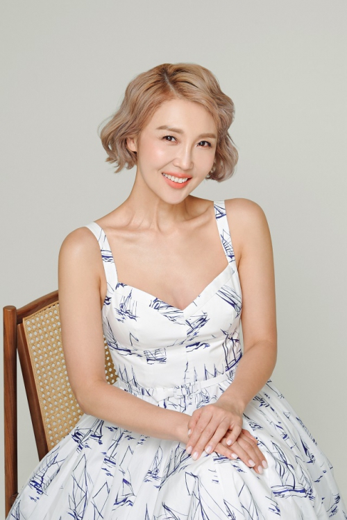 방송인 최은경이 이른둥이 가정을 돕기 위해 1천만원을 아름다운재단에 기부했다.