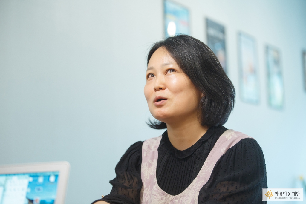 나눔을 실천하는 주변인들의 모습을 떠올려 보는 하희정 기부자